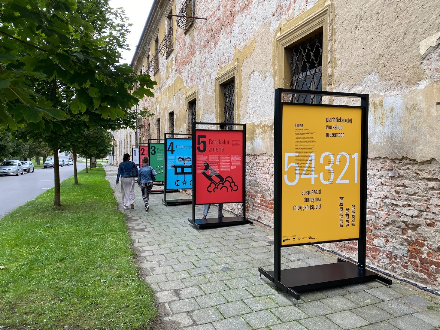 Exhibition of projects in front of the premises of the Piarisktice College